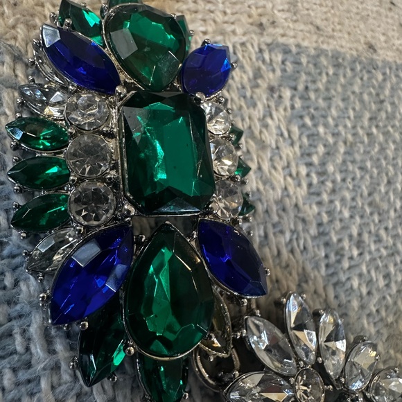 Elegant Silver and Green Statement Necklace - Picture 8 of 9